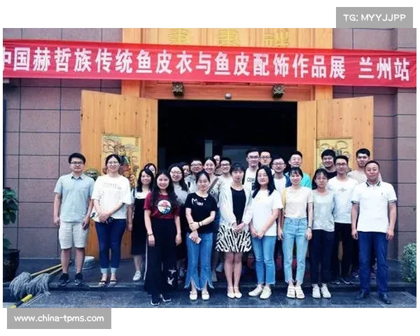 五国球员颁奖礼上以球会友 交换传统民族配饰展现文化融合与友谊 五国球员颁奖礼上以球会友 交换传统民族配饰展现文化融合与友谊